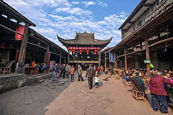 收评：大盘全天震荡调整 景点及旅游板块走强